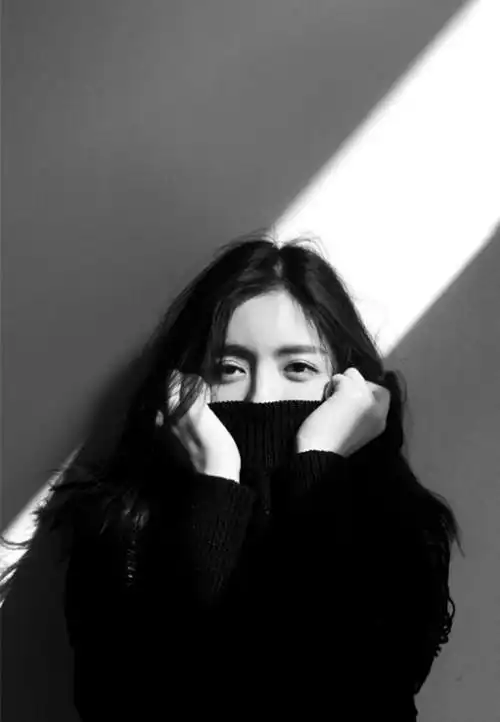 女生黑白头像穿着黑色衣服遮住半面脸仰着头短发谁有印象拜托