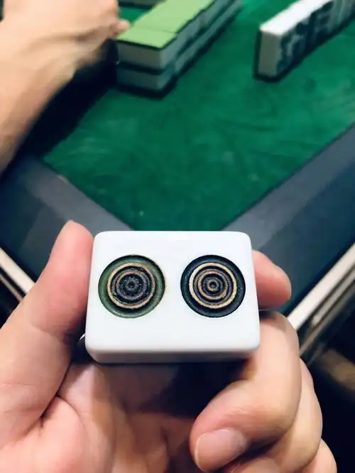 打麻将  问一下大家,光从成色上看,这样子的二筒还能入手吗?