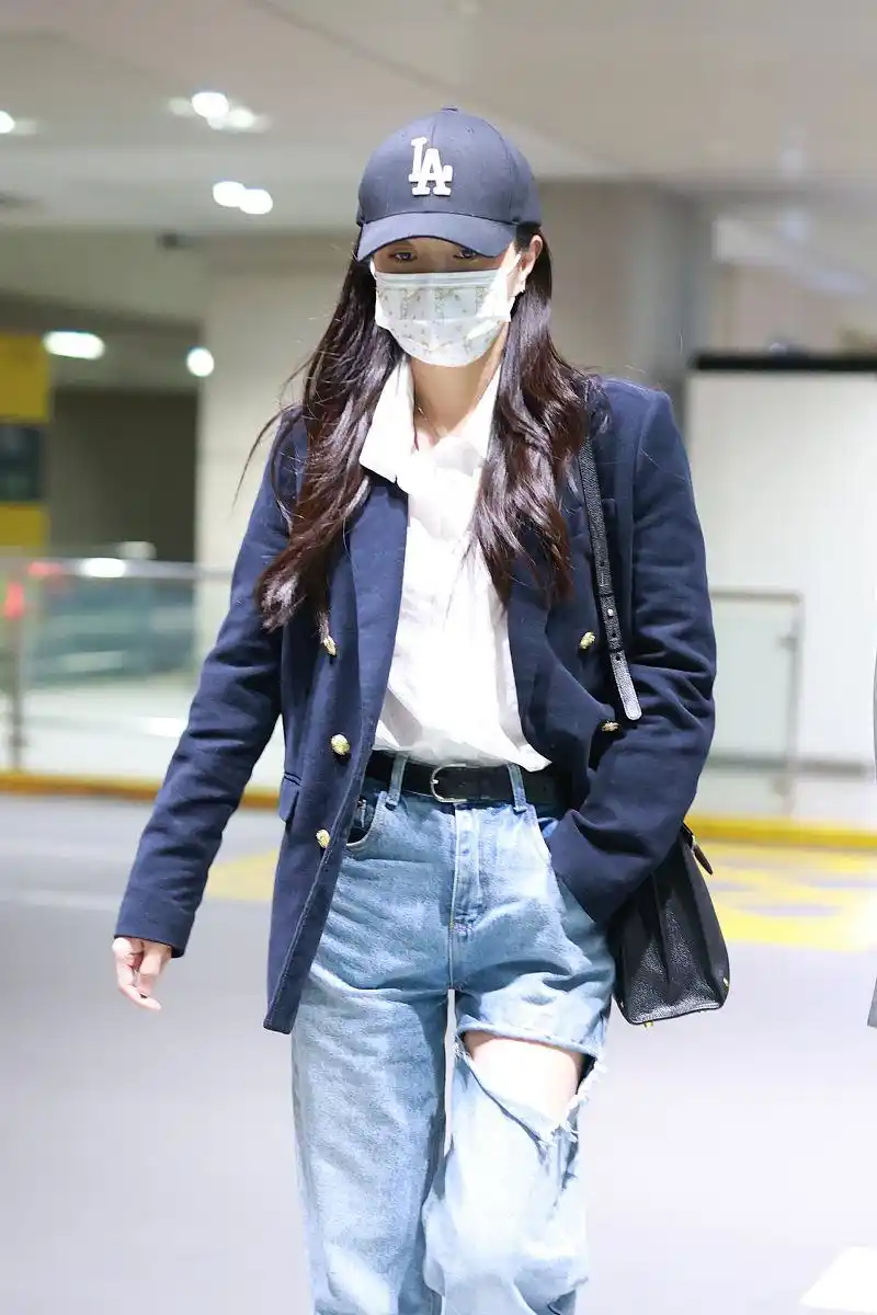 包文婧街拍:藏蓝色西装内搭白衬衣破洞牛仔裤gucci手袋 休闲时髦