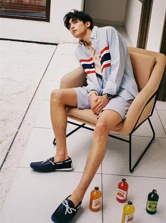 看他晒街拍了,穿迷彩外套超帅,很像个文艺青年!