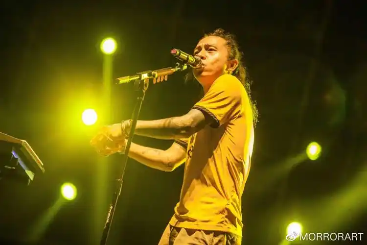 morrorart | 痛仰乐队:忍受痛苦,保持仰望